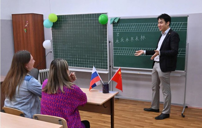 Quan hệ Nga - Trung nồng ấm, người Nga bỏ tiếng Anh, đổ xô đi học tiếng Trung - Ảnh 2.
