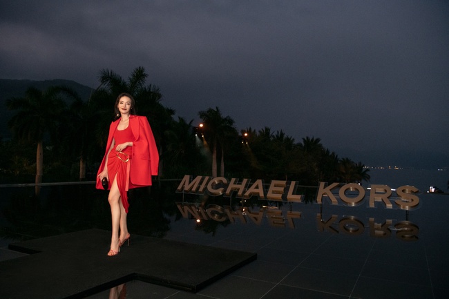 ‘Đại sứ Michael Kors’ Thư Kỳ khoe nhan sắc rạng rỡ ở tuổi 46 - Ảnh 1.