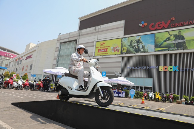 Hàng ngàn người lái thử xe, săn voucher mua xe máy điện VinFast - Ảnh 4.