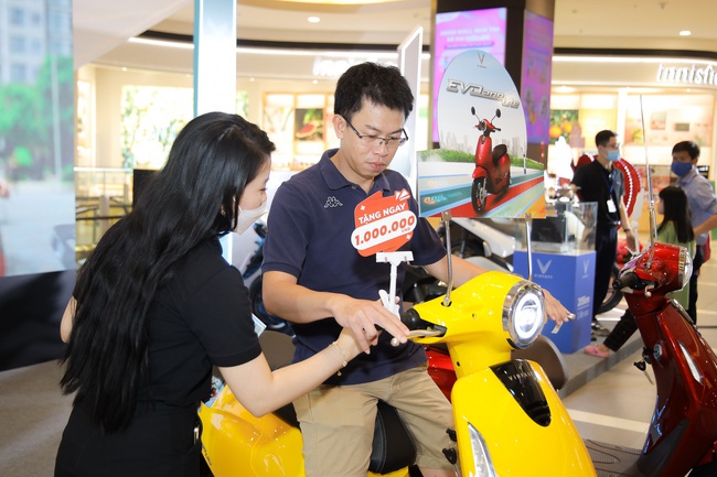 Hàng ngàn người lái thử xe, săn voucher mua xe máy điện VinFast - Ảnh 5.
