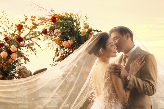 Ngắm nhìn trọn bộ ảnh cưới giữa Linh Rin và Phillip Nguyễn: Chỉ vài bức hình cũng đủ biết độ xa hoa của hôn lễ - Ảnh 2.