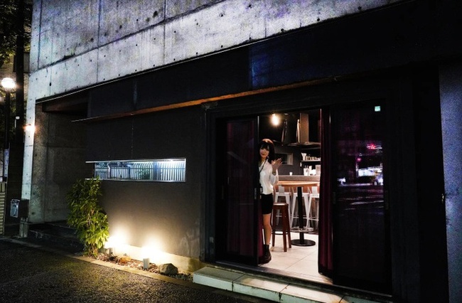 Kỹ nghệ &quot;nhử mồi&quot; trong quán bar của các cô gái Nhật Bản: Giả vờ thất tình tìm bạn hẹn hò để khách chi nhiều tiền rượu hơn - Ảnh 3.
