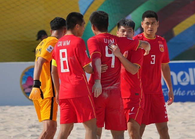 Tuyển Trung Quốc ‘mướt mồ hôi’ với đội bóng Đông Nam Á, suýt bị loại cay đắng ở giải châu Á - Ảnh 2.