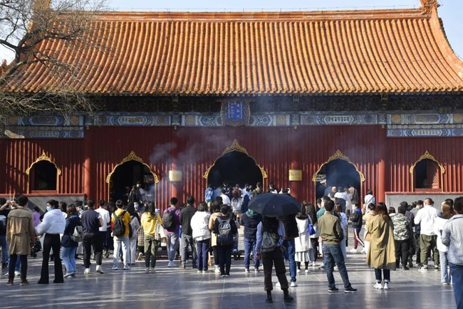 Trào lưu mới ở Trung Quốc: Đi chùa để thanh lọc tâm hồn, nhưng bị chuyên gia bác bỏ vì chỉ 'hùa theo phong trào' và thiếu đức tin - Ảnh 1.