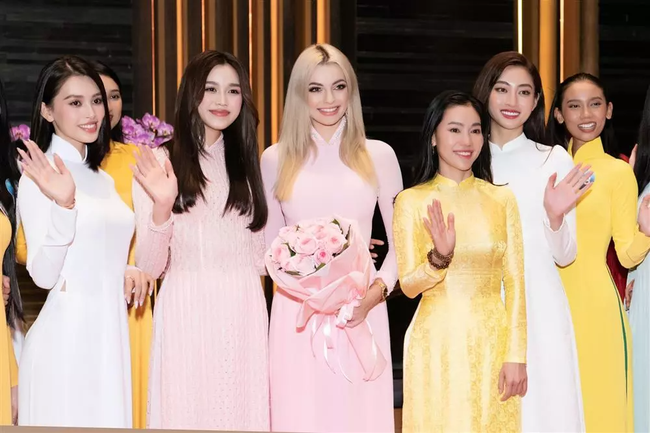 Mỹ nhân Thái Lan thuộc đoàn Miss Grand gây tranh cãi khi mặc áo dài xuyên thấu, hở vòng 1 đến Việt Nam - Ảnh 7.