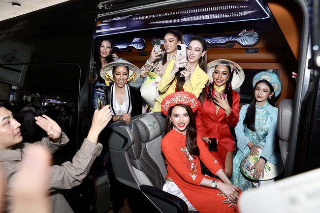 Mỹ nhân Thái Lan thuộc đoàn Miss Grand gây tranh cãi khi mặc áo dài xuyên thấu, hở vòng 1 đến Việt Nam - Ảnh 4.