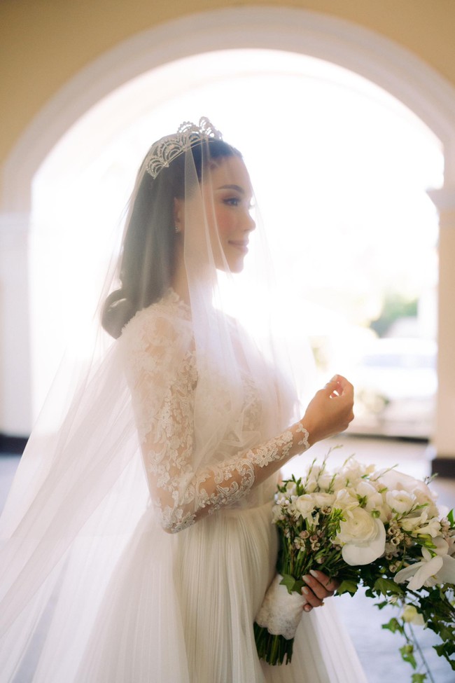 Vợ chồng Linh Rin - Phillip Nguyễn công khai ảnh cưới ‘full HD’: Chú rể tuyên bố một câu đậm chất ngôn tình, chi tiết hoa cưới của cô dâu gây sốt - Ảnh 4.
