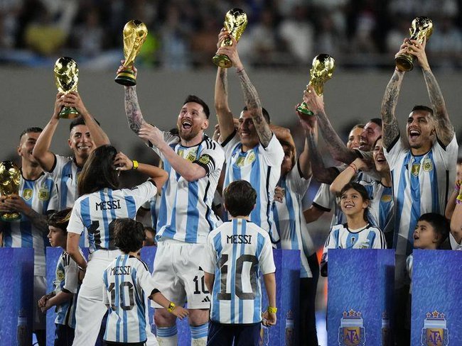 Ngạo nghễ Messi cùng đồng đội Argentina tái hiện khoảnh khắc vô địch thế giới - Ảnh 3.