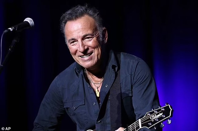 Chris Martin 'ghen tị' với ngoại hình của Bruce Springsteen nên chỉ ăn 1 bữa mỗi ngày - Ảnh 2.