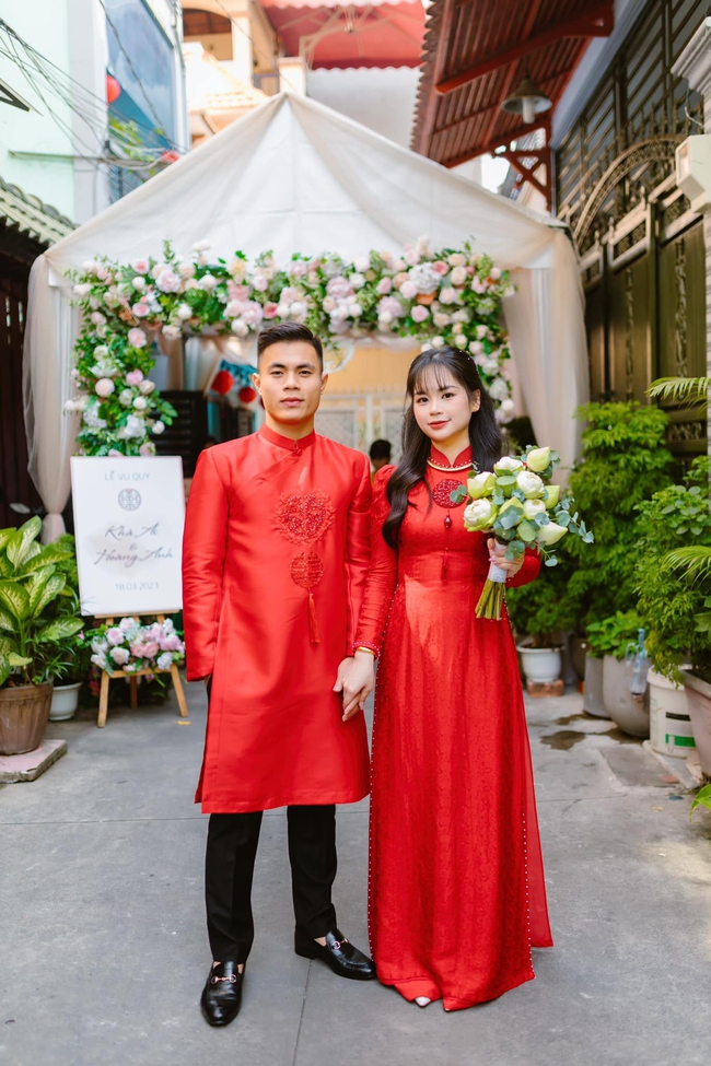 Cựu đội phó U23 Việt Nam kết hôn, rước về &quot;cả trâu lẫn nghé&quot; - Ảnh 2.