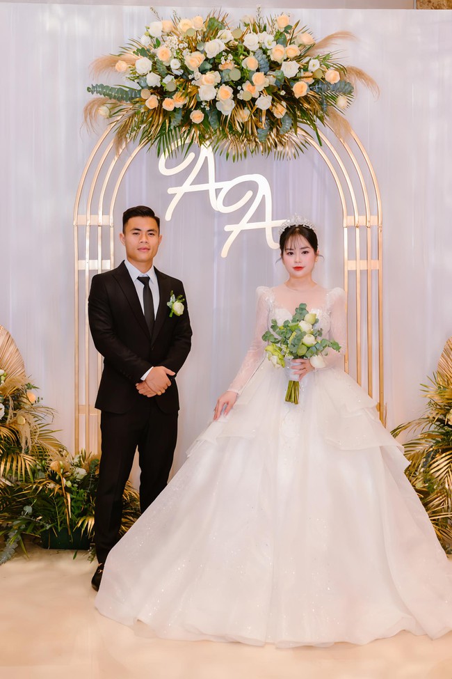 Cựu đội phó U23 Việt Nam kết hôn, rước về &quot;cả trâu lẫn nghé&quot; - Ảnh 3.