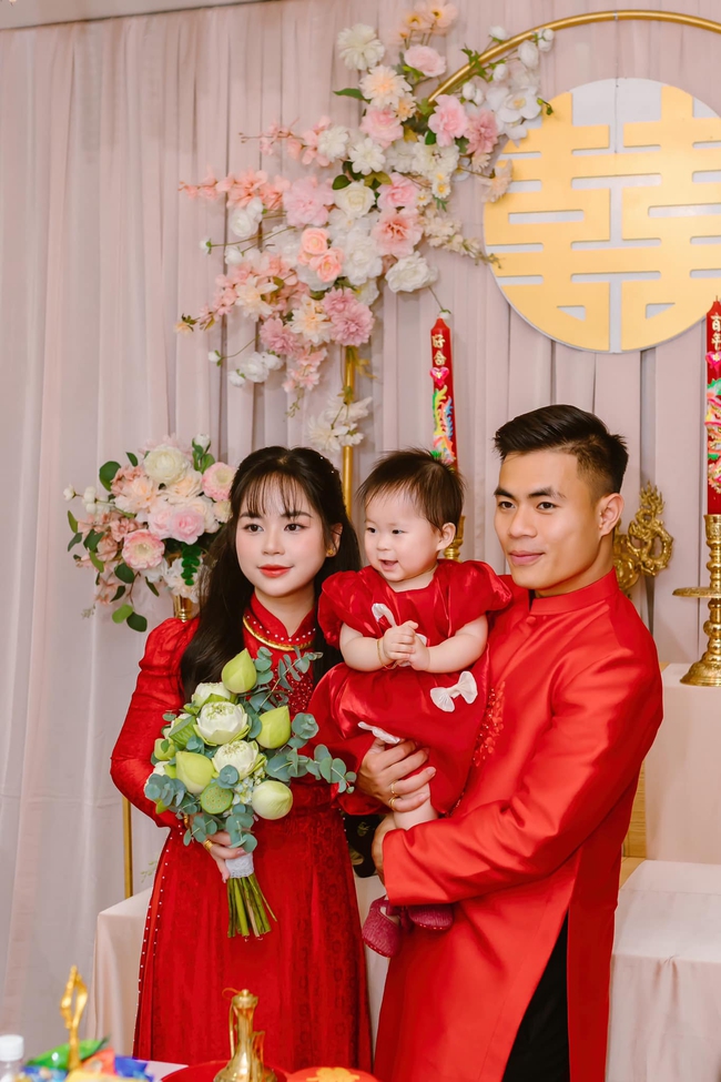 Cựu đội phó U23 Việt Nam kết hôn, rước về &quot;cả trâu lẫn nghé&quot; - Ảnh 1.