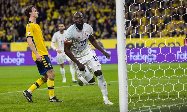 Lukaku lập hat-trick cho tuyển Bỉ, phá hỏng ngày vui của Ibrahimovic - Ảnh 2.