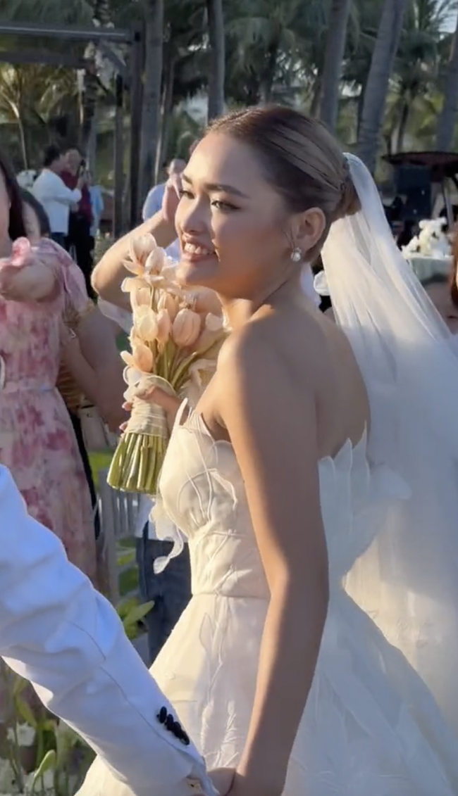 Toàn cảnh đám cưới Linda Ngô - Phong Đạt: Cô dâu khóc nghẹn, chú rể cười phớ lớ rước nàng về dinh trong khung cảnh đẹp như phim ngôn tình - Ảnh 6.