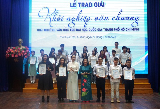 Trao Giải thưởng Văn học trẻ dành cho sinh viên toàn quốc - Ảnh 2.