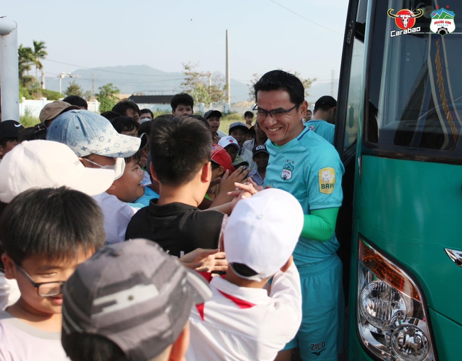 Kiatisuk và HAGL tạo cơn sốt không tưởng khi du đấu, cả ‘biển người’ tới xin chữ ký và chụp ảnh - Ảnh 2.