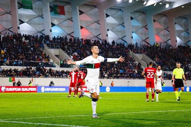 Ronaldo nối dày kỷ lục vĩ đại của mình, fan cuồng  - Ảnh 2.