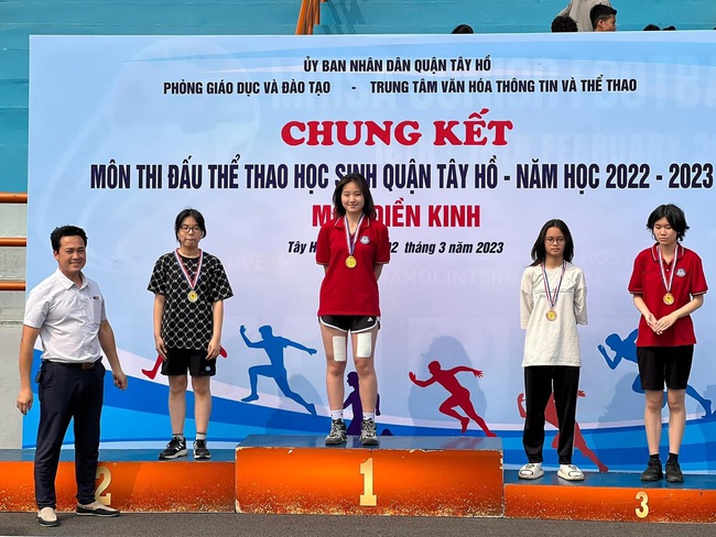 Ái nữ nhà cựu hoa khôi bóng chuyền Kim Huệ: Giỏi giang, xinh đẹp, 15 tuổi đã cao gần bằng mẹ 1m82 - Ảnh 5.