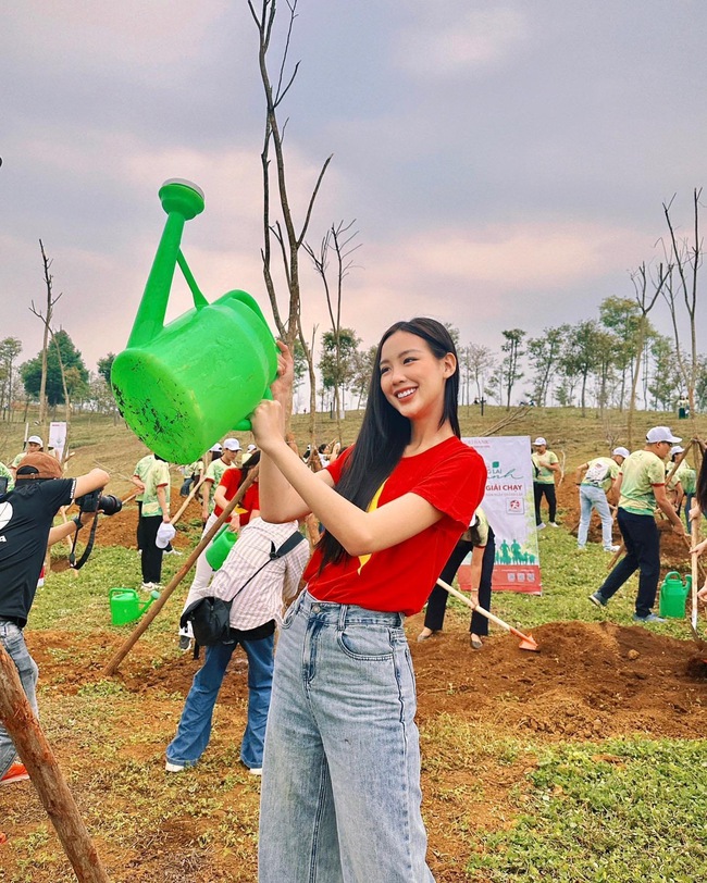 Bị chỉ trích 'tô vẽ làm màu' khi xoã tóc trồng cây tại Lai Châu, Hoa hậu Bảo Ngọc lên tiếng - Ảnh 9.