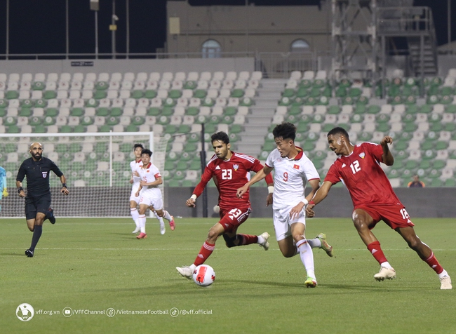 U23 Việt Nam (áo trắng) thua U23 UAE 0-4 ở Doha Cup. Ảnh: VFF
