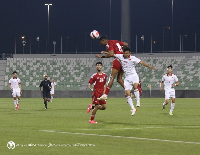 U23 Việt Nam (áo trắng) thua U23 UAE 0-4 ở Doha Cup. Ảnh: VFF
