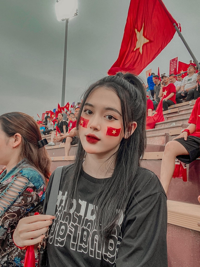 Vợ đội trưởng U23 Việt Nam khoe body nóng bỏng dù đang chăm con mọn, đúng là 'gái một con trông mòn con mắt' - Ảnh 6.