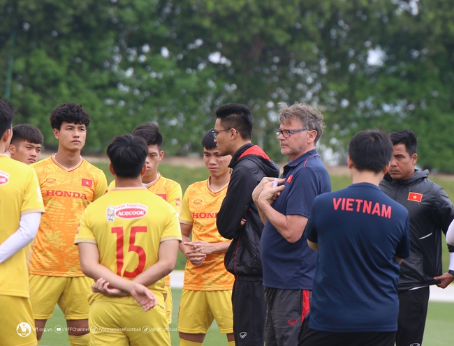 Bóng đá Việt Nam ngày 4/4: Phan Văn Đức phẫu thuật tại Singapore - Ảnh 3.