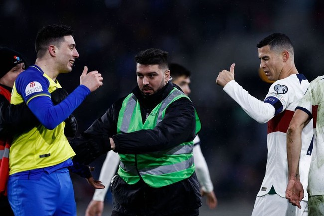 Ronaldo tỏ ra thoải mái với hào quang nổi tiếng, có hành động bất ngờ khi fan cuồng tràn vào sân - Ảnh 2.