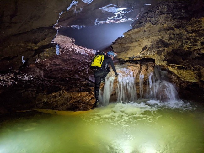 Du lịch Việt Nam: Phát hiện hơn 3 km hang động tuyệt đẹp, còn nguyên sơ ở Quảng Bình - Ảnh 2.