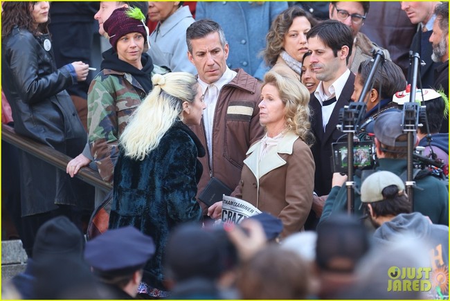 Lady Gaga hôn say đắm phụ nữ đứng bên đường khi ngôi sao quay một cảnh cho 'Joker: Folie à Deux' ở NYC - Ảnh 2.