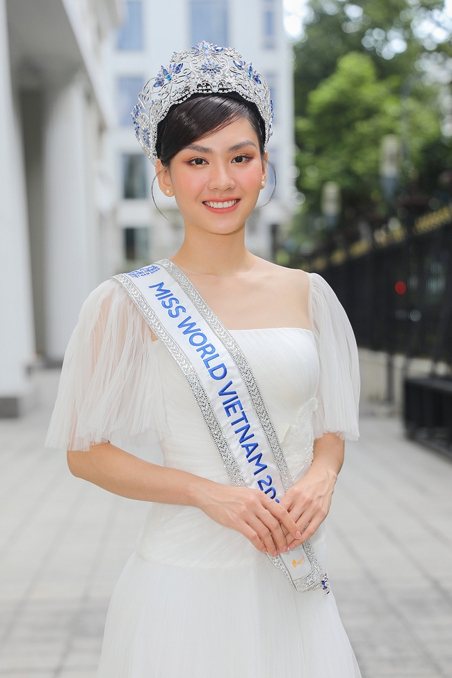 Lộ diện với gương mặt khác lạ, Hoa hậu Mai Phương vướng nghi vấn 'dao kéo' - Ảnh 4.