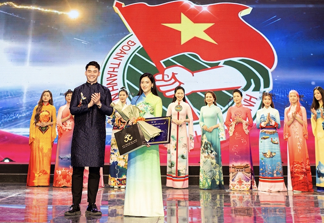 Dàn người đẹp VTV trình diễn BST 'Việt Nam gấm hoa' tại 'Duyên dáng Áo dài VTV 2023' - Ảnh 12.