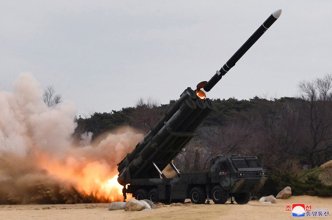 Triều Tiên tiếp tục phóng tên lửa đạn đạo - Ảnh 1.