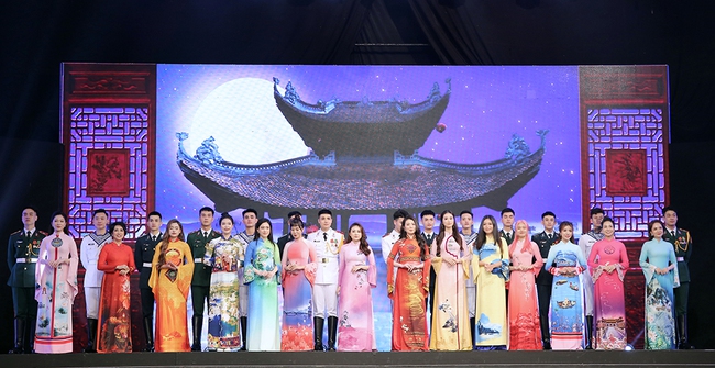 Dàn người đẹp VTV trình diễn BST 'Việt Nam gấm hoa' tại 'Duyên dáng Áo dài VTV 2023' - Ảnh 9.