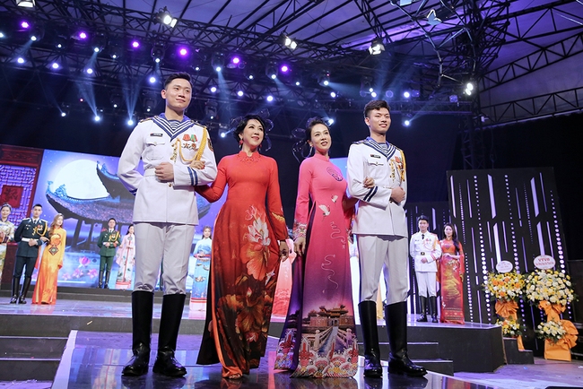 Dàn người đẹp VTV trình diễn BST 'Việt Nam gấm hoa' tại 'Duyên dáng Áo dài VTV 2023' - Ảnh 4.