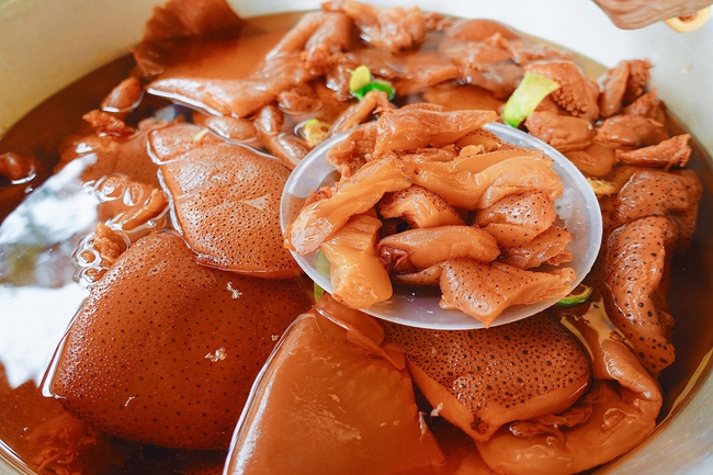 Sống ở Hà Nội bao năm nhưng nhiều người vẫn chưa từng thử ăn sứa đỏ: Hương vị thế nào mà &quot;cuốn&quot; vậy? - Ảnh 3.