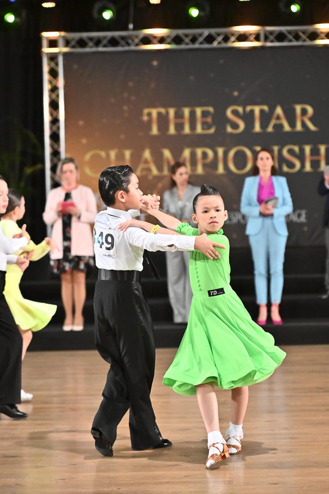 Khoảnh khắc con trai Khánh Thi - Phan Hiển nhảy cẫng, nhấc bổng bạn diễn khi ăn mừng huy chương vàng thế giới - Ảnh 4.