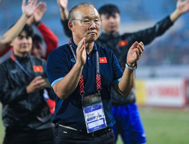 HLV Park Hang-seo tái xuất đúng dịp ông Troussier gặp 'cú vấp' với U23 Việt Nam - Ảnh 1.
