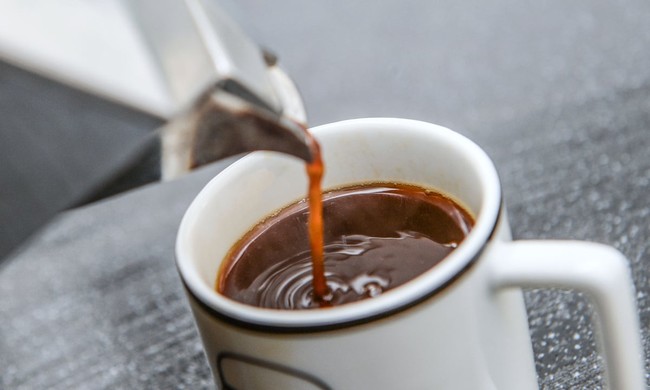 Nghiên cứu mới: Phát hiện số tách cà phê uống mỗi ngày có thể gây bất lợi cho tim - Ảnh 1.