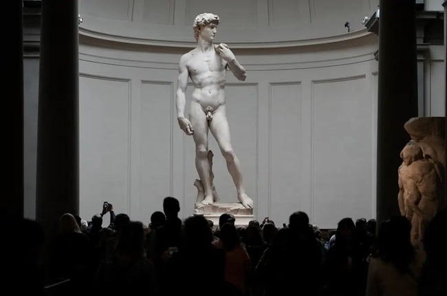 Du khách đổ xô đi xem tác phẩm điêu khắc 'David' sau khi bị coi là 'khiêu dâm' ở Florida - Ảnh 1.