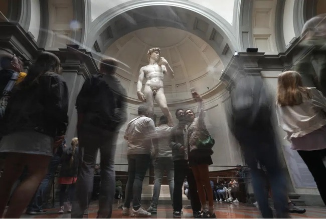 Du khách đổ xô đi xem tác phẩm điêu khắc 'David' sau khi bị coi là 'khiêu dâm' ở Florida - Ảnh 2.