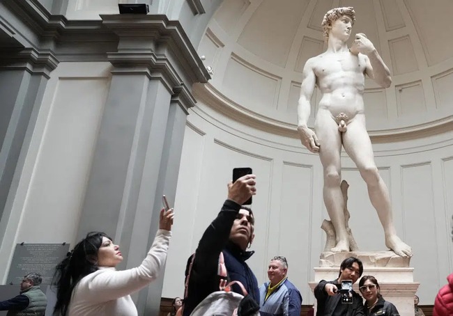 Du khách đổ xô đi xem tác phẩm điêu khắc 'David' sau khi bị coi là 'khiêu dâm' ở Florida - Ảnh 4.