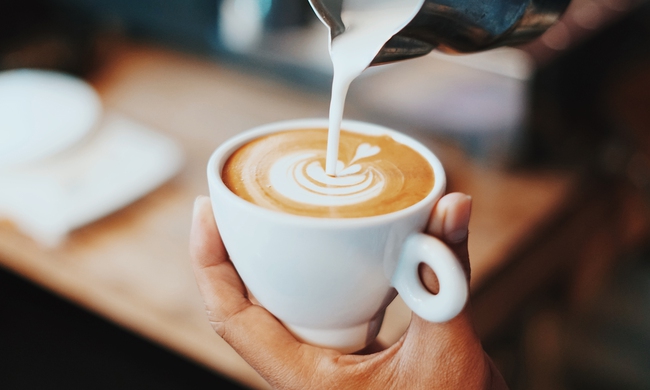Nghiên cứu mới: Phát hiện số tách cà phê uống mỗi ngày có thể gây bất lợi cho tim - Ảnh 2.