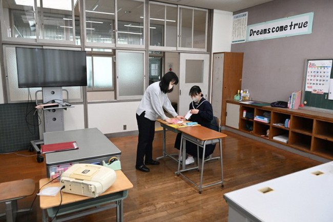 Chỉ có thể là Nhật Bản: Ngôi trường mở cửa chỉ để dạy 1 học sinh, giáo viên phải thay nhau đóng giả học trò để không khí bớt buồn chán - Ảnh 3.