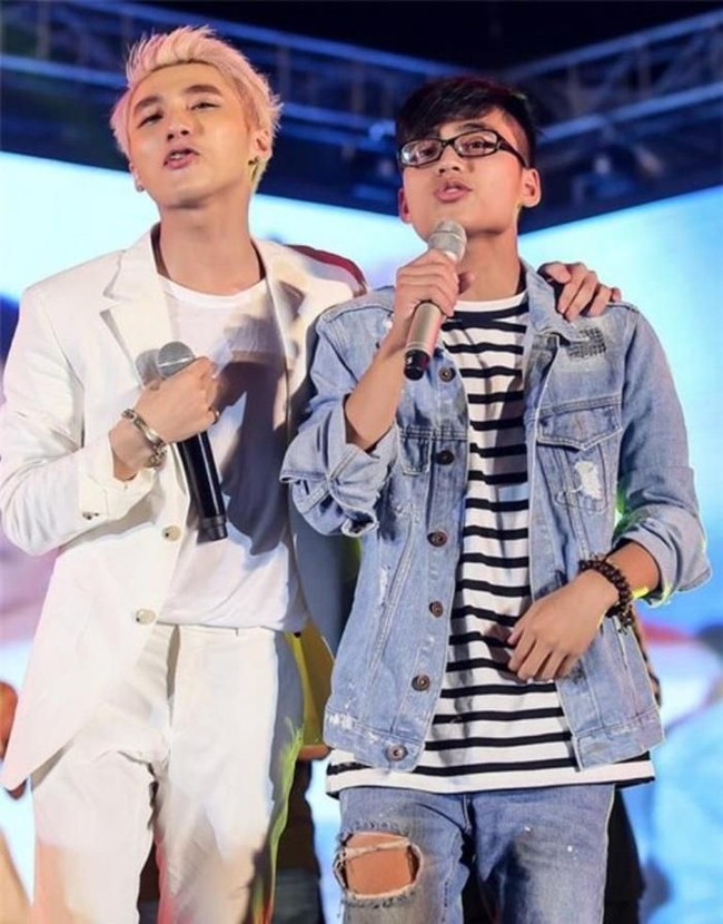 Anh em Sơn Tùng - MONO lần đầu diễn chung show âm nhạc: Người làm cao bồi 'mát mẻ', người hóa 'cậu bé mùa đông' - Ảnh 2.