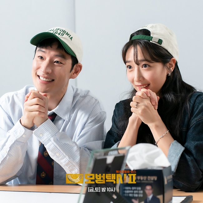 'Taxi Driver 2' tập 5: Lee Je Hoon và Pyo Ye Jin đóng giả cặp vợ chồng mới cưới - Ảnh 3.