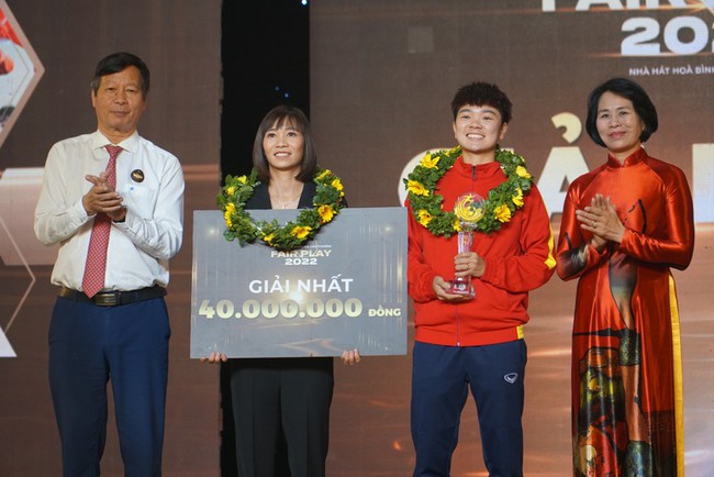 Huỳnh Như và đồng đội tuyển nữ Việt Nam thắng giải Fair Play 2022 - Ảnh 1.