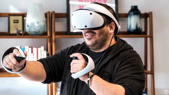 Game thủ tìm ra cách thỏa mãn mong muốn làm điều ‘không hay’ với Lady Dimitrescu với PlayStation VR2 - Ảnh 2.