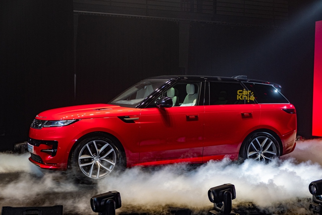 Range Rover Sport 2023 chính thức ra mắt Việt Nam: Giá khởi điểm từ 7,3 tỷ đồng, bản cao cấp nhất đắt gấp đôi BMW X5 - Ảnh 1.