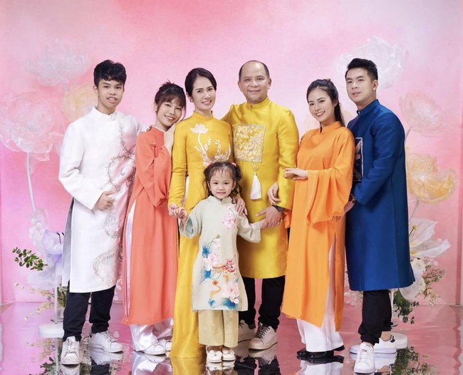 Cuộc hôn nhân 27 năm của Anh Tuấn - Nguyệt Hằng: Mỗi lần tranh cãi lại có thêm một người con  - Ảnh 1.